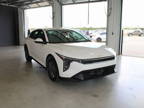 Certified 2025 Kia K4 image 1