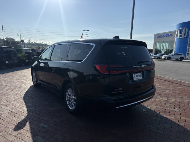 Used 2023 Chrysler Pacifica Touring-L FWD image 34