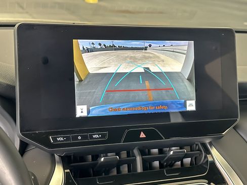 Used 2023 Toyota Venza XLE AWD/4WD image 18