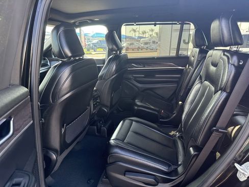 Used 2024 Jeep Grand Cherokee L Limited w/ Luxury Tech Group II image 17