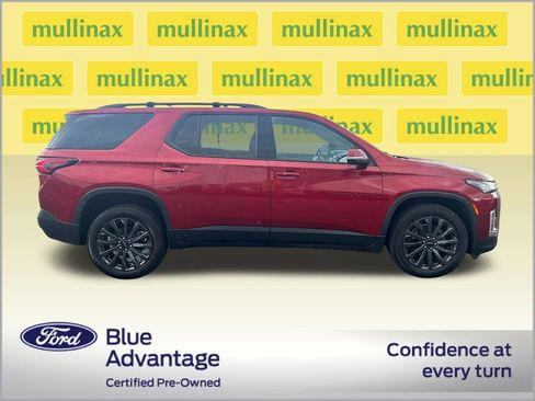 Used 2023 Chevrolet Traverse RS FWD image 2