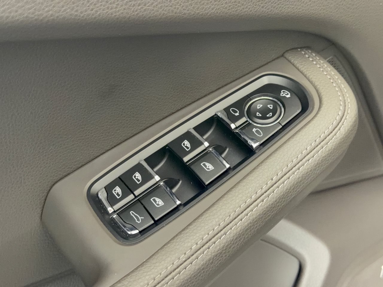 Certified 2025 Porsche Macan w/ Premium Package Plus AWD/4WD image 17