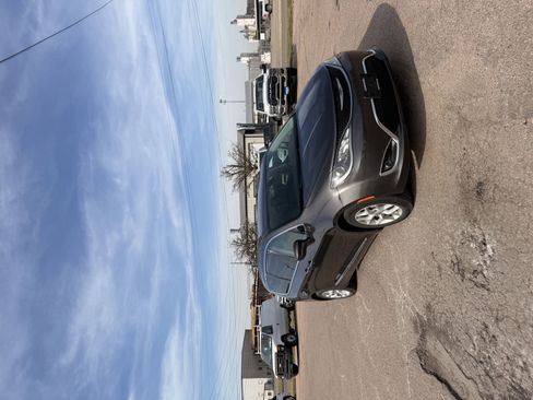 Used 2017 Chrysler Pacifica Touring-L w/ Tire & Wheel Group image 3