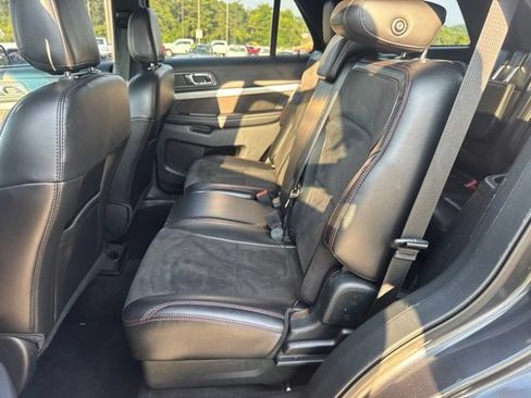Used 2018 Ford Explorer XLT w/ Equipment Group 202A AWD/4WD image 10