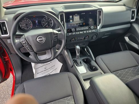 Used 2025 Nissan Frontier SV image 18