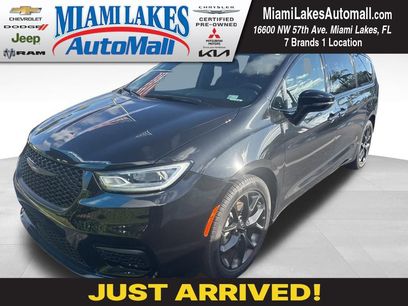 Used 2023 Chrysler Pacifica Limited w/ S Appearance Package