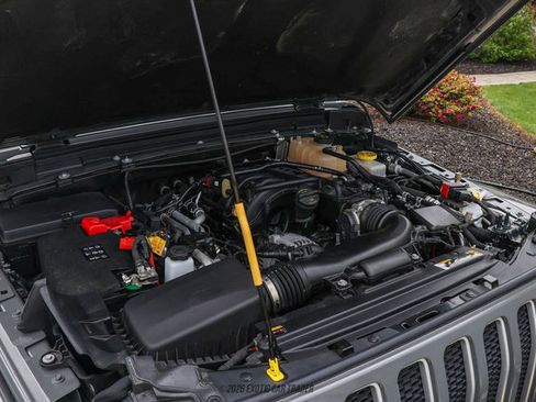 Used 2022 Jeep Wrangler Unlimited Sahara w/ Cold Weather Group AWD/4WD image 17
