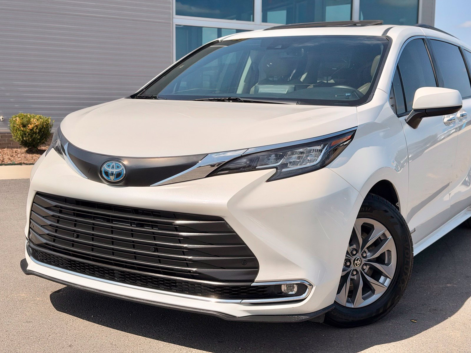 Used 2021 Toyota Sienna XLE FWD image 2