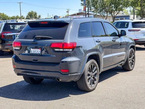 Used 2018 Jeep Grand Cherokee Altitude RWD image 4