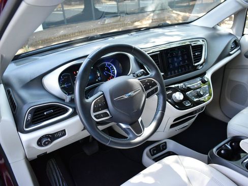 Used 2018 Chrysler Pacifica Touring-L FWD image 10