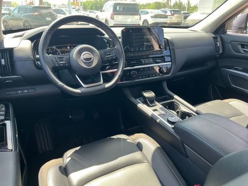 Used 2025 Nissan Pathfinder SL AWD/4WD image 31