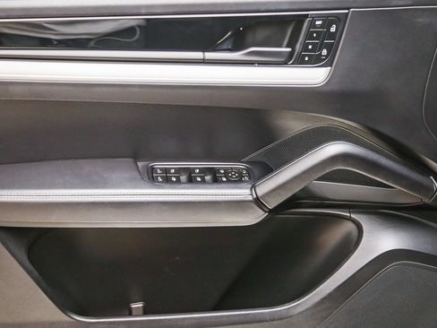 Used 2024 Porsche Cayenne AWD/4WD image 27