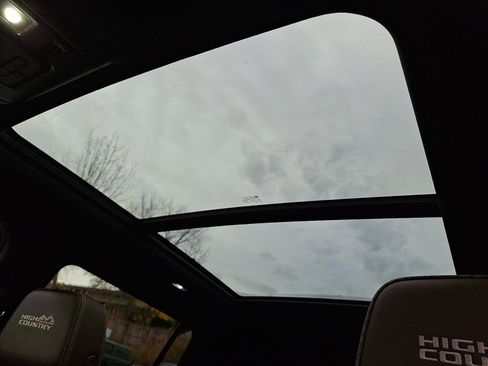 Used 2022 Chevrolet Suburban High Country image 21