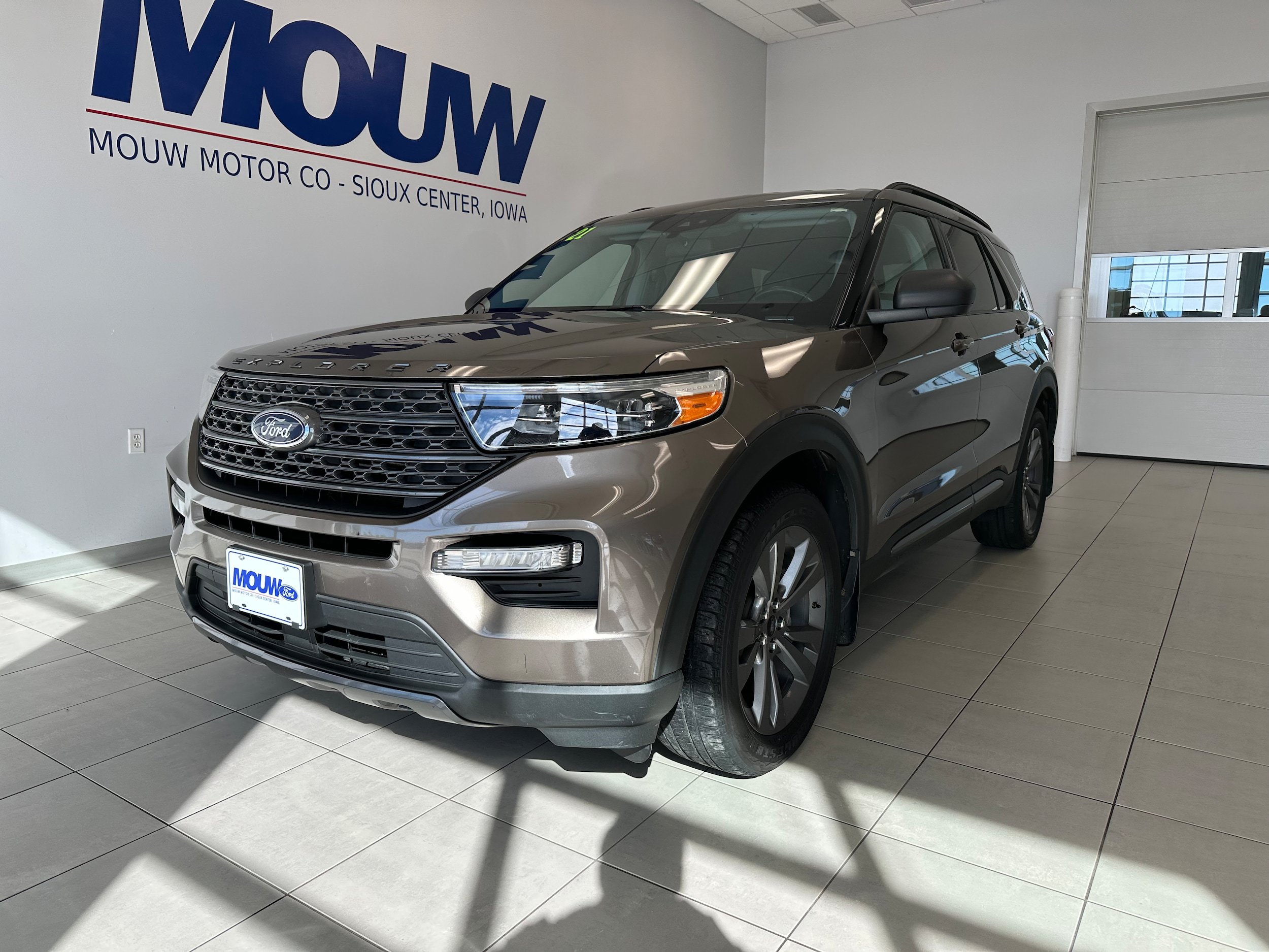 Used 2021 Ford Explorer XLT w/ Equipment Group 202A AWD/4WD image 2