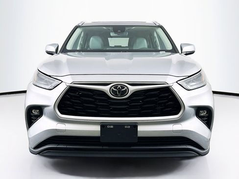 Used 2023 Toyota Highlander XLE image 2