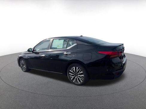 Used 2025 Nissan Altima 2.5 SV FWD image 10