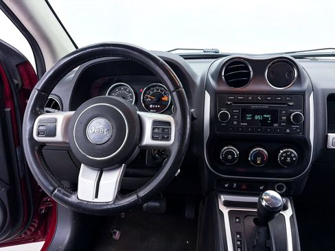 Used 2017 Jeep Compass Latitude FWD image 2