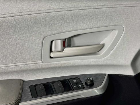 Used 2025 Toyota Sienna LE AWD/4WD image 19