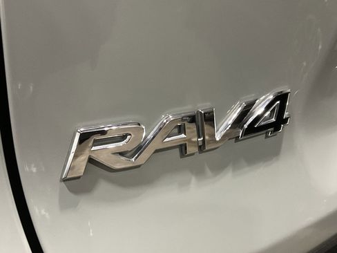 Used 2021 Toyota RAV4 XLE image 6