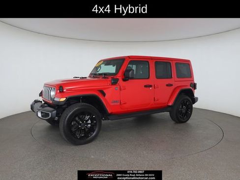Used 2025 Jeep Wrangler Unlimited Sahara AWD/4WD image 4