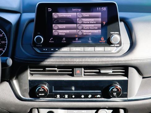 Used 2024 Nissan Rogue SV image 14