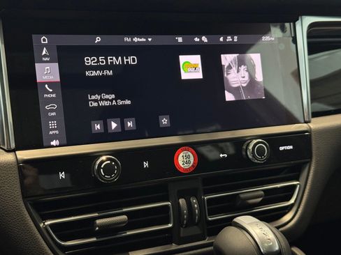 Certified 2025 Porsche Macan Turbo image 17