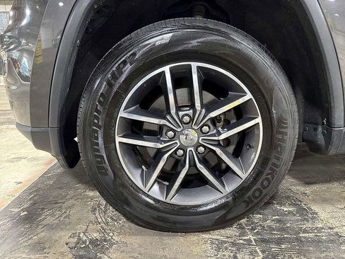 Used 2017 Jeep Grand Cherokee Limited image 10