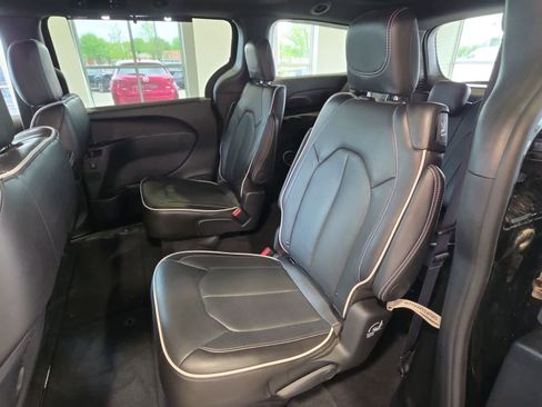 Used 2026 Chrysler Pacifica Limited w/ S Appearance Package FWD image 33