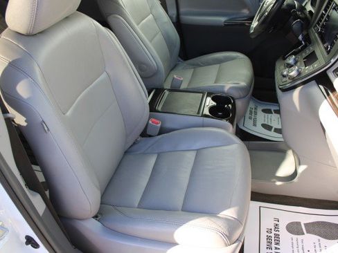 Used 2018 Toyota Sienna XLE NAVI image 12