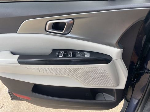 Used 2022 Kia Carnival LX image 24