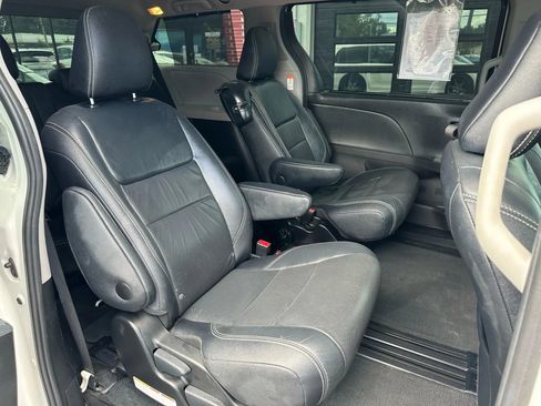 Used 2017 Toyota Sienna SE image 17