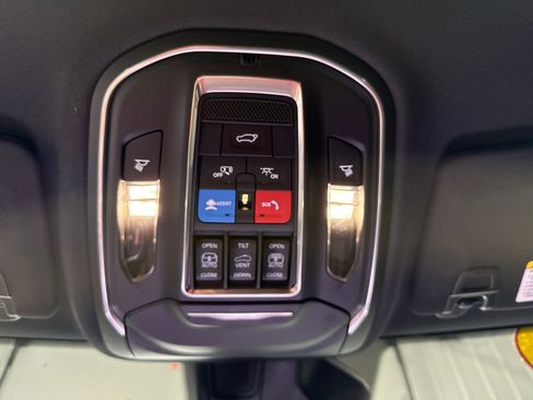 Used 2026 Jeep Grand Cherokee Limited AWD/4WD image 32