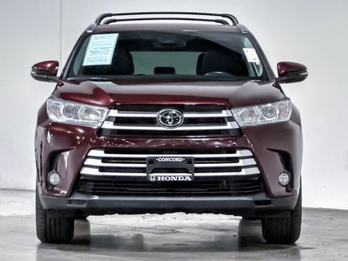 Used 2019 Toyota Highlander XLE w/ Carpet Mat Package (TMS) AWD/4WD image 6