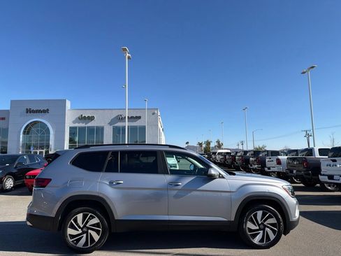 Used 2024 Volkswagen Atlas SE AWD/4WD image 9