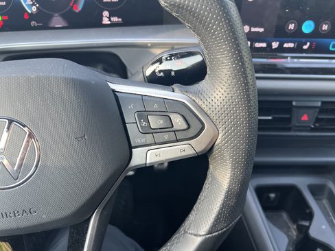 Certified 2025 Volkswagen Tiguan SE R-Line FWD image 17