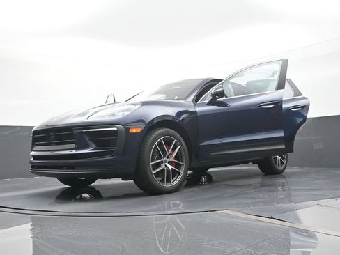 Certified 2023 Porsche Macan S AWD/4WD image 32