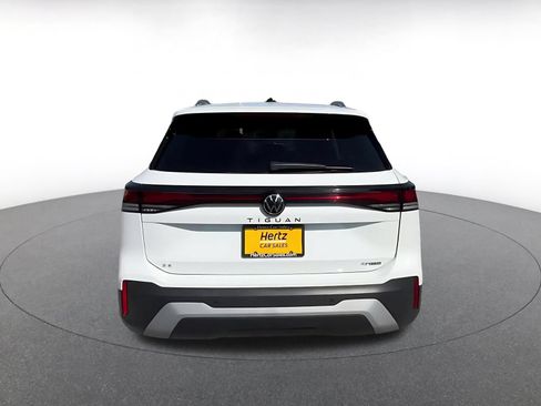 Used 2026 Volkswagen Tiguan SE AWD/4WD image 12
