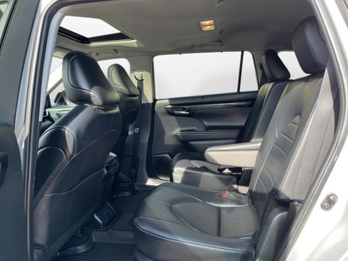 Certified 2025 Toyota Highlander XLE image 16