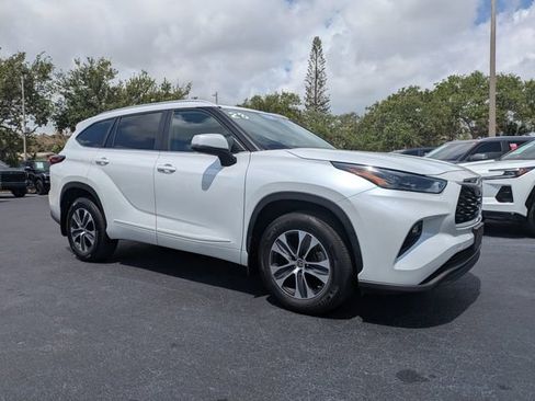 Used 2023 Toyota Highlander XLE AWD/4WD image 2