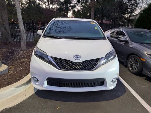 Used 2015 Toyota Sienna SE image 2