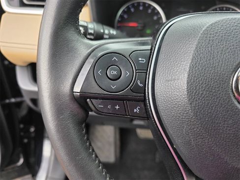 Used 2020 Toyota RAV4 XLE Premium image 17