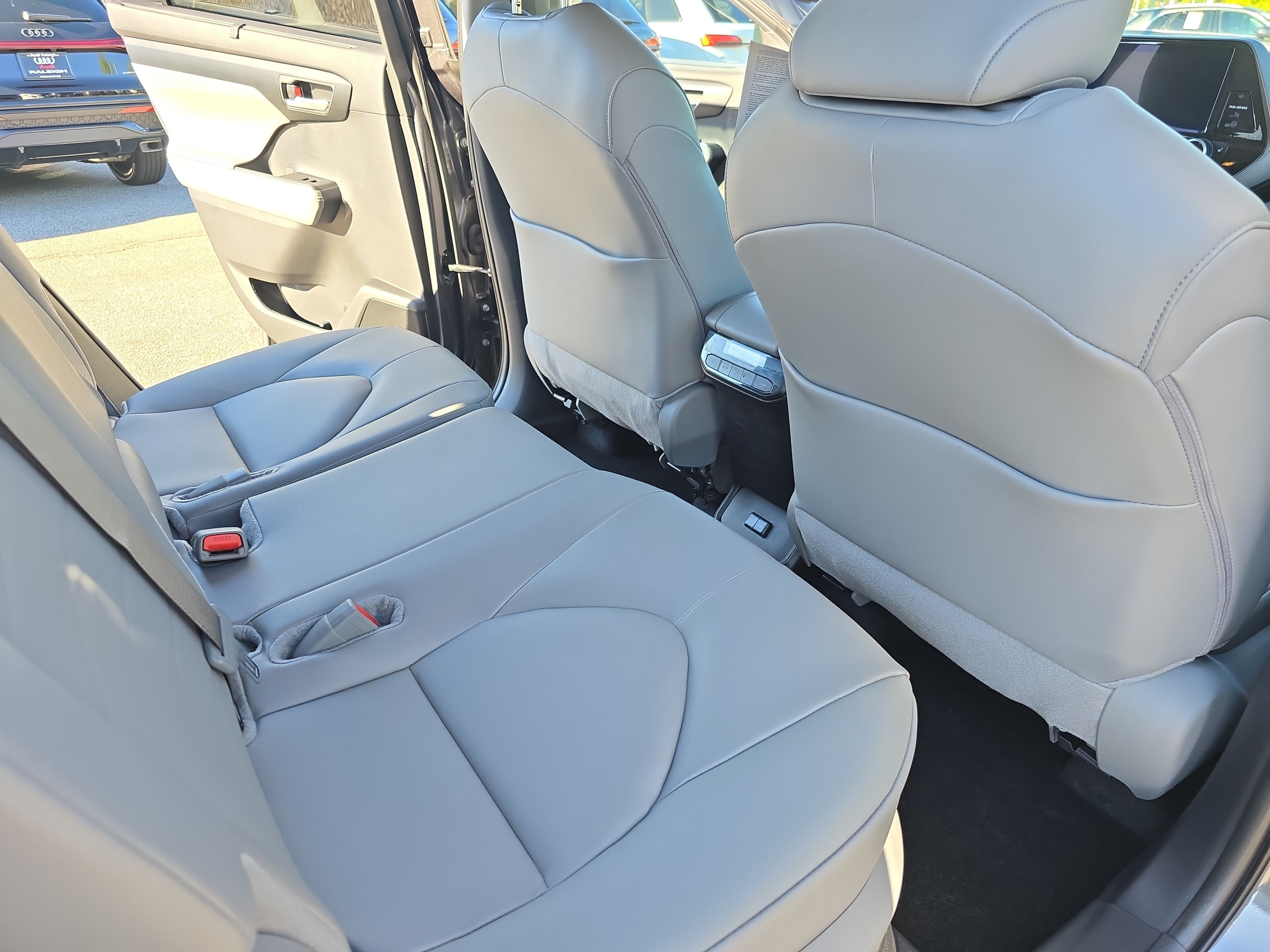 Used 2025 Toyota Highlander XLE AWD/4WD image 11