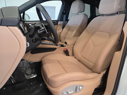 New 2026 Porsche Macan AWD/4WD image 5