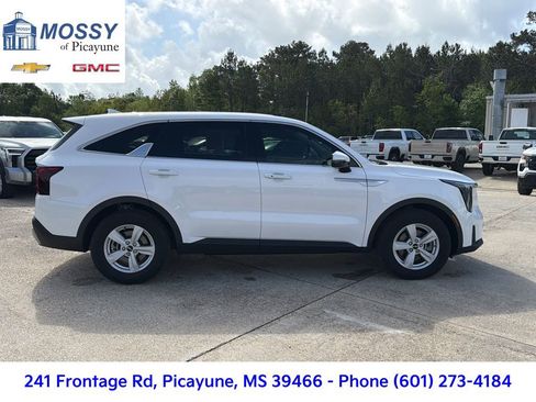 Used 2025 Kia Sorento LX image 8
