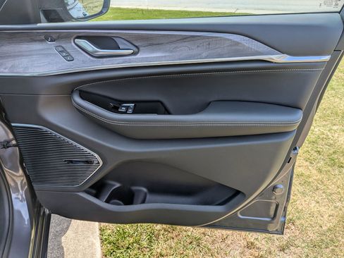 Used 2023 Jeep Grand Cherokee Overland w/ Adv Protech Group III image 36