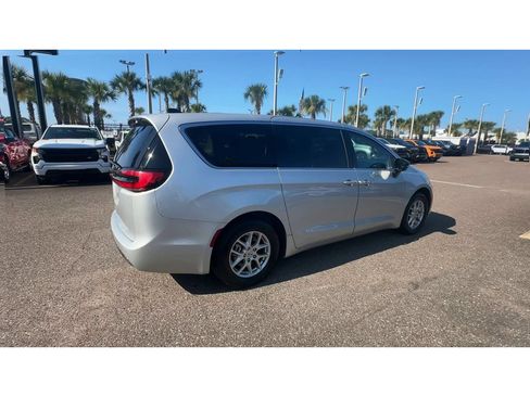 Used 2024 Chrysler Pacifica Touring-L FWD image 2