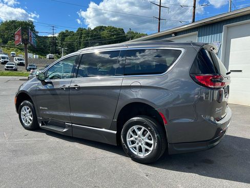 Used 2022 Chrysler Pacifica Touring-L FWD image 3
