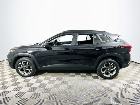 Used 2025 Chevrolet Trax LT FWD image 6