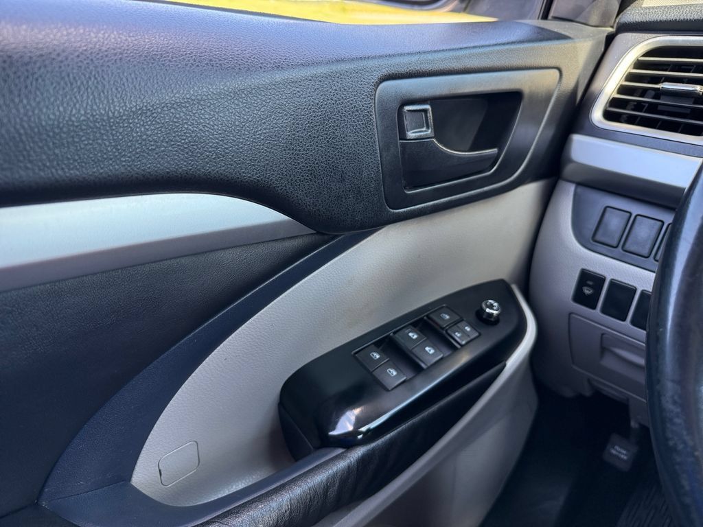 Used 2015 Toyota Highlander Plus FWD image 21
