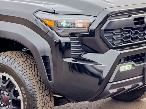 Used 2024 Toyota Tacoma TRD Off-Road image 5